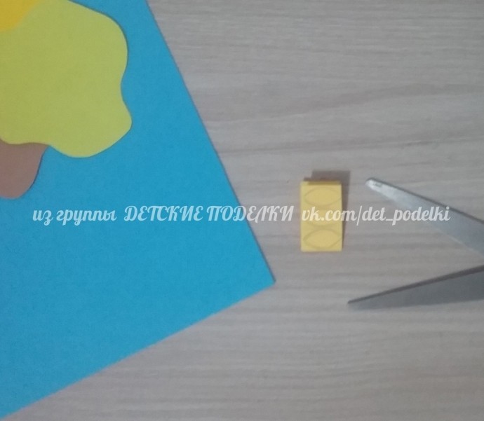 Осеннее деревце, плачущее листьями