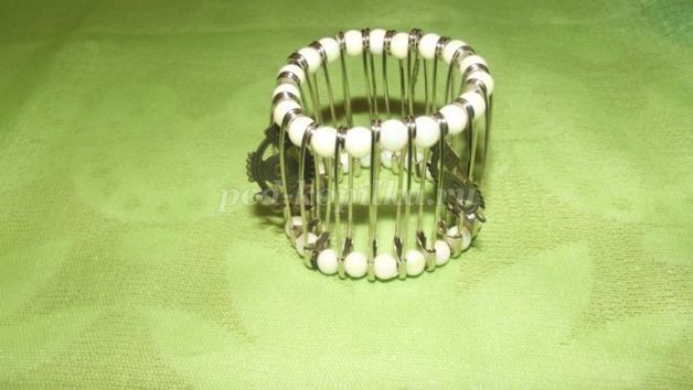 Браслет из булавок детскими руками Браслет из булавок детскими руками