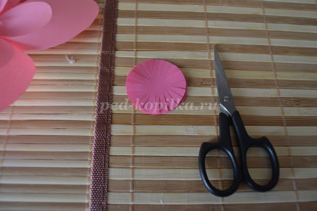 ​Цветок сакуры из цветной бумаги: часть 2