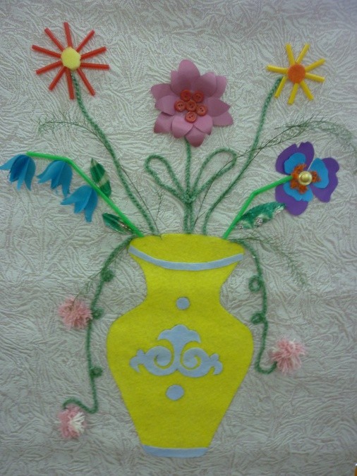 Цветы в вазе с использованием остатков обоев как фона