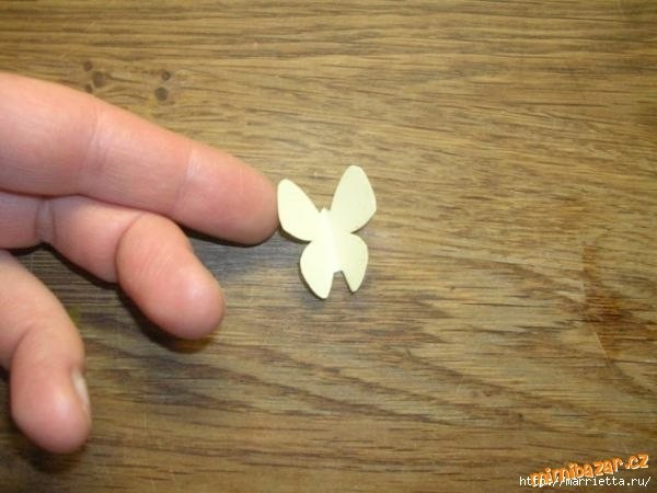 Красивое панно с бумажными бабочками