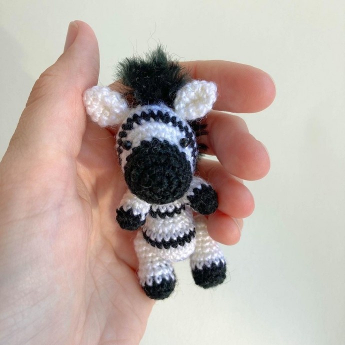 Маленькая зебра из пряжи Маленькая зебра из пряжи