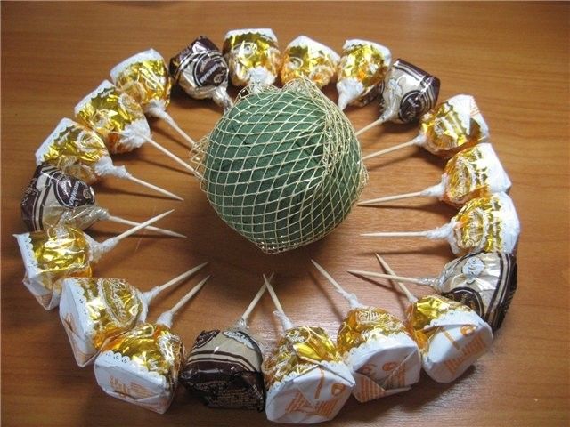 ​Мяч из конфет в подарок