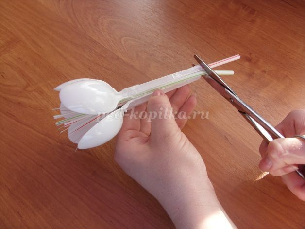 Подснежники из одноразовых ложек: часть 2