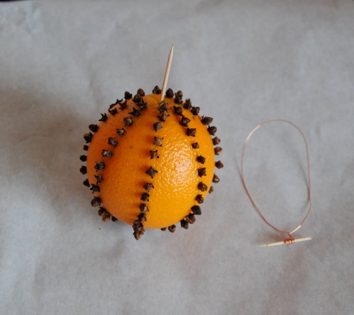 Ёлочная игрушка из апельсина с гвоздикой