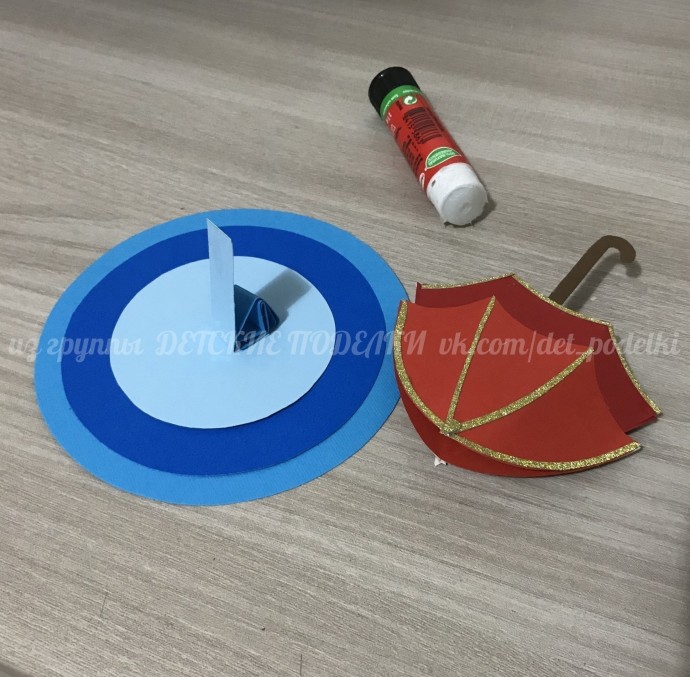 Зонтик в лужице