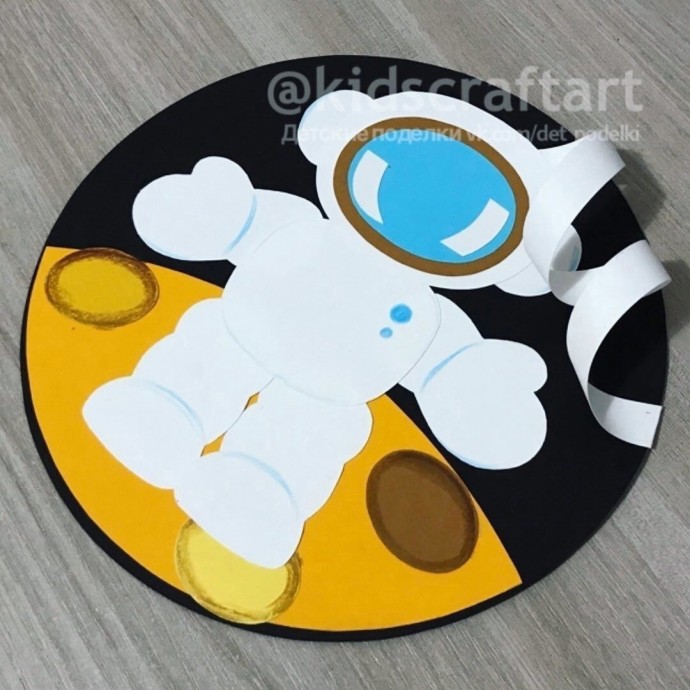 Космонавт в открытом космосе Космонавт в открытом космосе