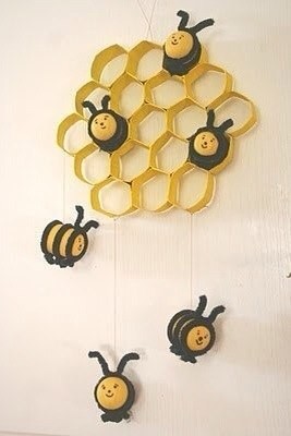 Пчелки в сотах из картонных втулок