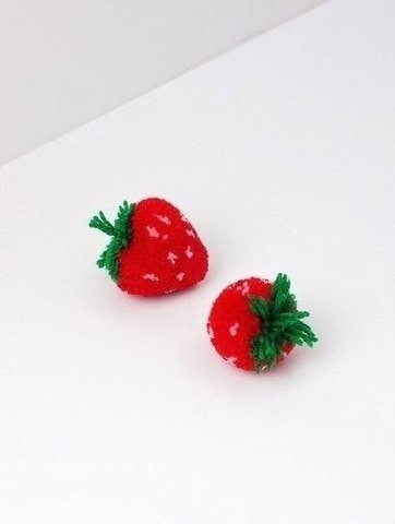 ​Помпоны в виде фруктов и ягод