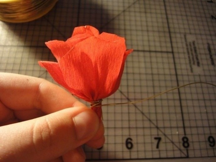 Роза из гофрированной бумаги