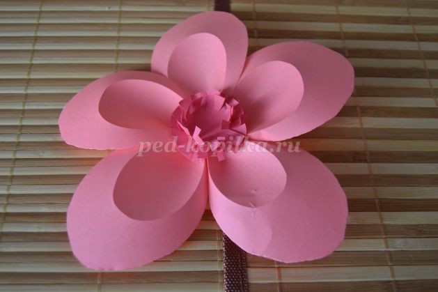 ​Цветок сакуры из цветной бумаги: часть 2