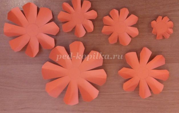 Весенний венок из бумаги детскими руками: часть 1 Весенний венок из бумаги детскими руками: часть 1