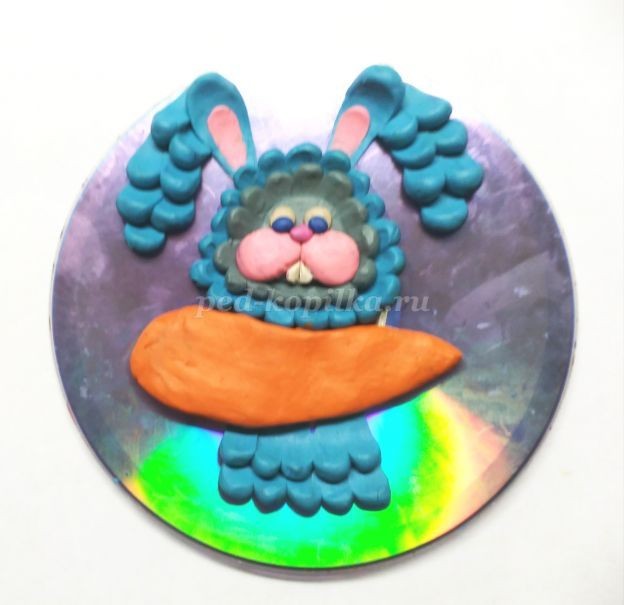 ​Пластилинография на диске: зайчик, часть 3