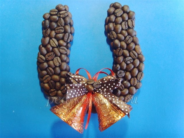 Подкова из кофейных зерен детскими руками: часть 3 Подкова из кофейных зерен детскими руками: часть 3