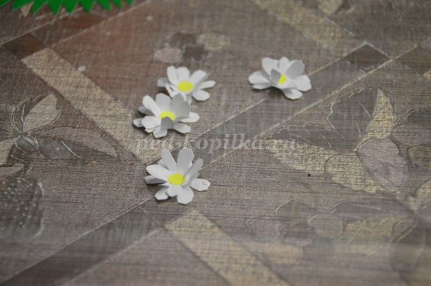 Лис из цветной бумаги на цветочной полянке Лис из цветной бумаги на цветочной полянке