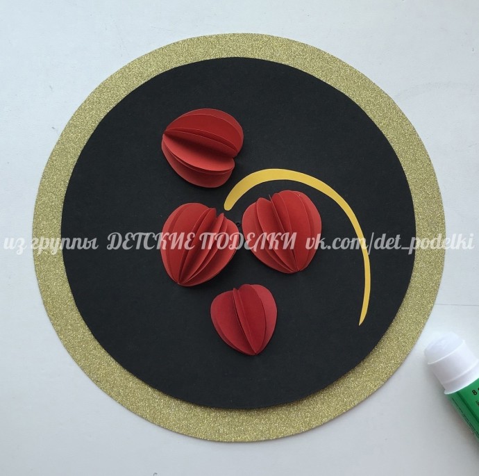 Объемная бумажная аппликация "Клубника" в стиле Хохлома