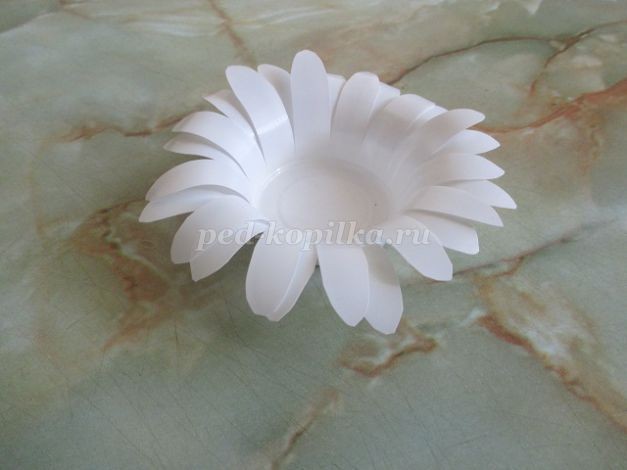 Ромашки из бросового материала детскими руками: часть 2