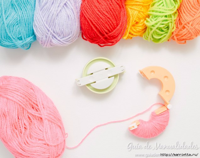 Елочные игрушки из помпонов своими руками Елочные игрушки из помпонов своими руками