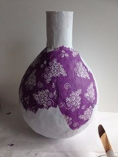 Ваза из воздушного шарика и картонной трубки в технике папье-маше Ваза из воздушного шарика и картонной трубки в технике папье-маше