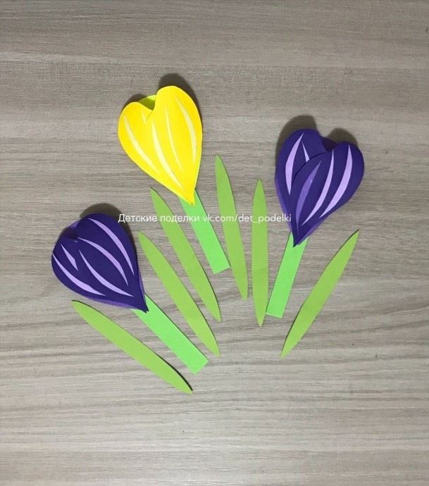 Горшочек с крокусами