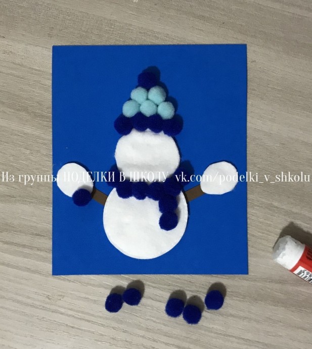 Снеговичок из ватных дисков и помпонов Снеговичок из ватных дисков и помпонов