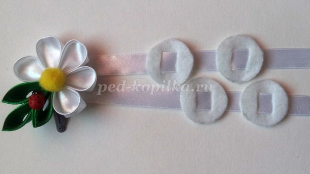 ​Лента для косы с цветами канзаши детскими руками: часть 3