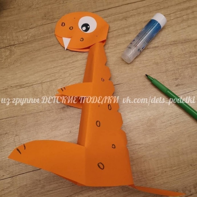 ​Оранжевый динозавр из цветной бумаги