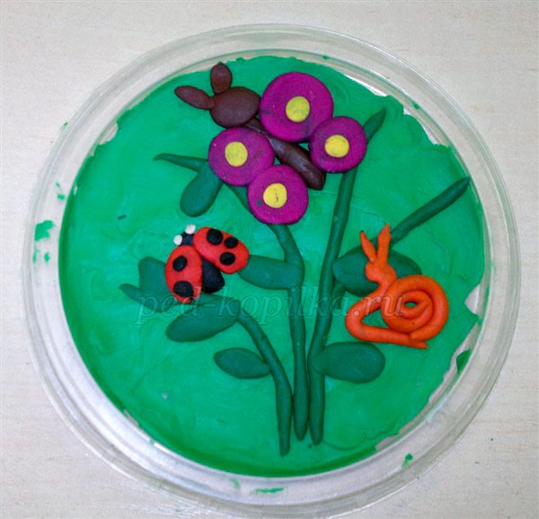 Аппликация из пластилина "На лужайке" Аппликация из пластилина "На лужайке"