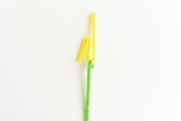 ​Объемные лилии из цветной бумаги на основе обведенных детских ладошек