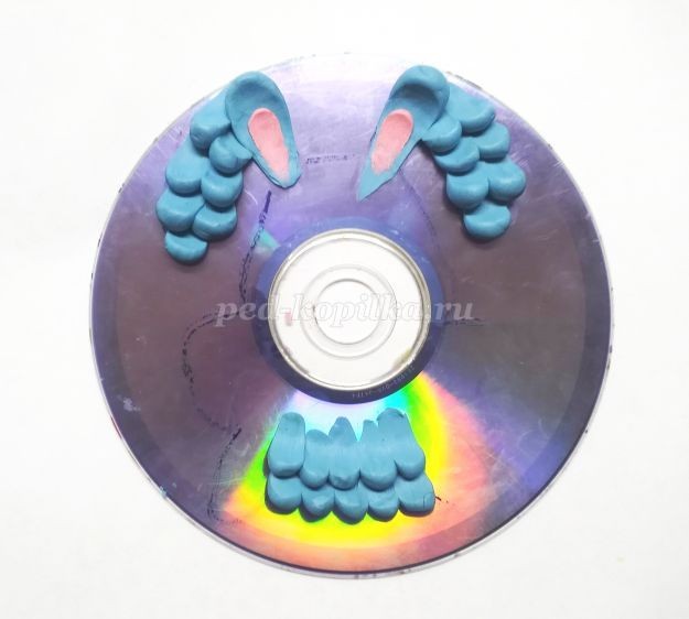 Пластилинография на диске: зайчик, часть 2