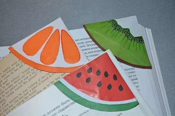 Закладки для книг из цветной бумаги в виде фруктовых долек