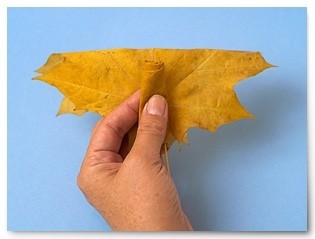 Делаем с детьми розы из листьев