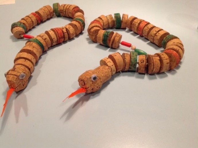 Змея из пробок Змея из пробок