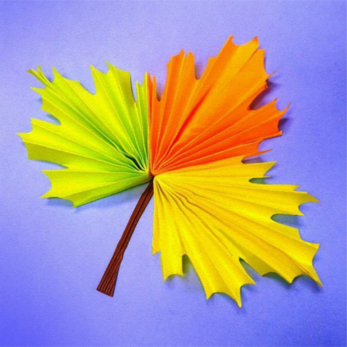 ​Разноцветный кленовый листик из бумаги гармошкой