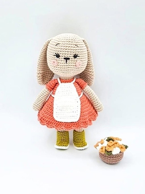 ​Зайчик в фартуке крючком