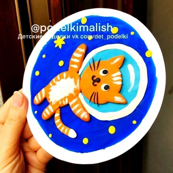 Шуточная пластилиновая аппликация "Кот-космонавт"