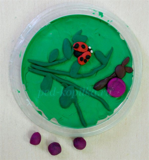 Аппликация из пластилина "На лужайке" Аппликация из пластилина "На лужайке"