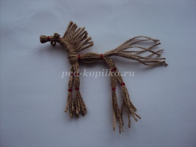 Конь и коза из шпагата детскими руками: часть 2