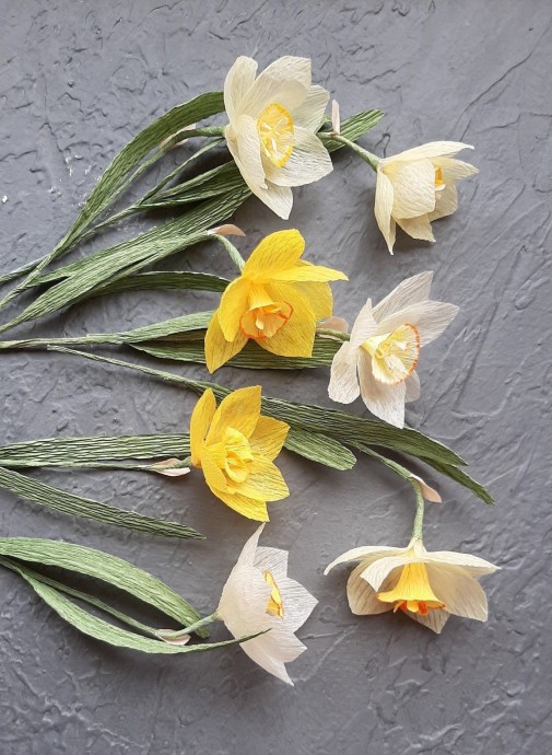 ​Нарцисс из гофрированной бумаги