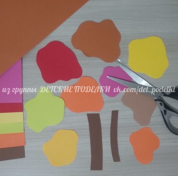 Листопад разноцветного дерева