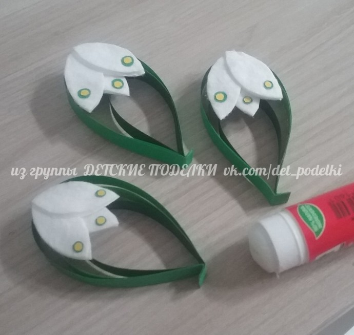 Подснежники из бумаги и ватных дисков