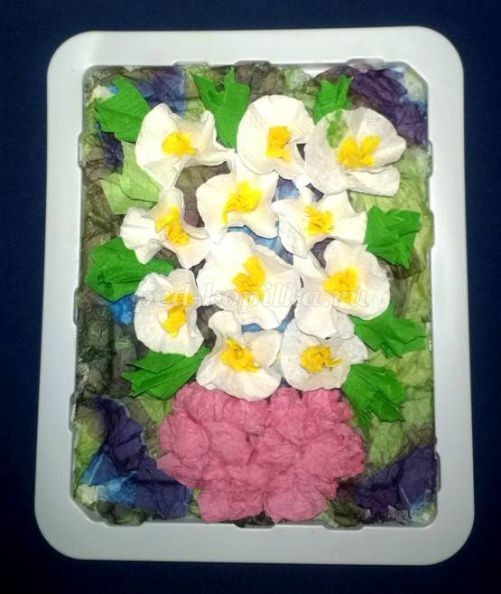 ​Полуобъёмные цветы из бумажных салфеток в технике торцевания