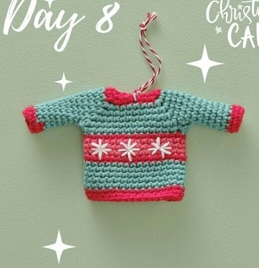 Вязаный свитер для куклы Вязаный свитер для куклы