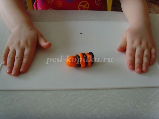 Лепим пчёлку из пластилина Лепим пчёлку из пластилина