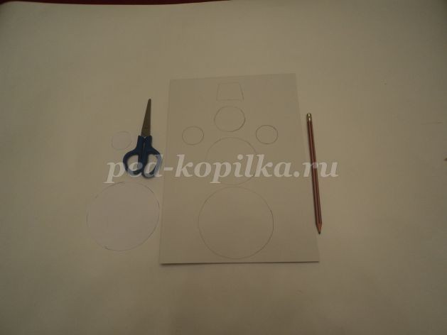 ​Весёлый снеговик с использованием природных материалов