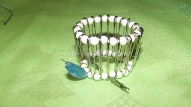 Браслет из булавок детскими руками Браслет из булавок детскими руками