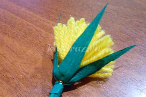 Цветы из пряжи и цветной бумаги