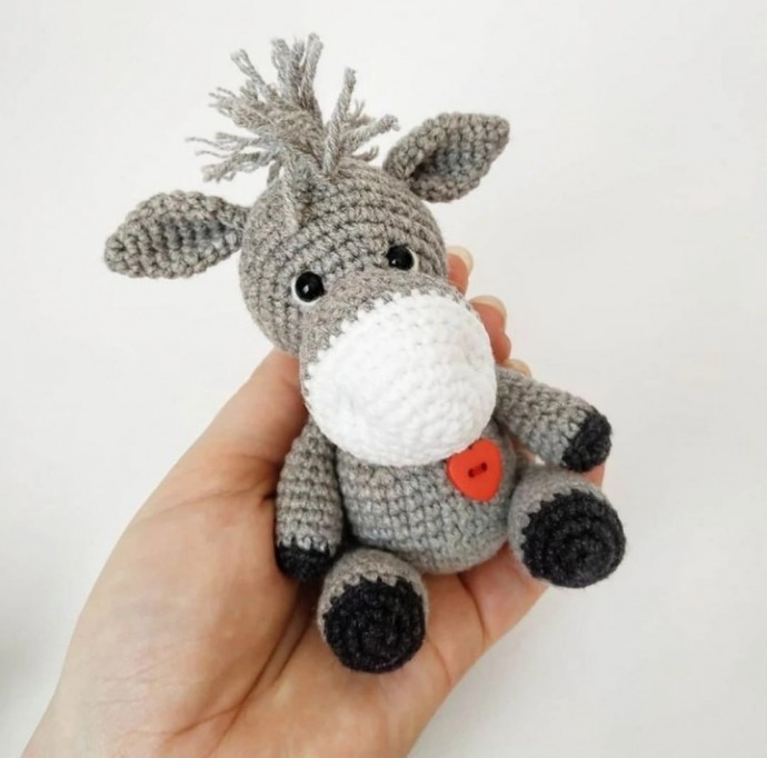 ​Ослик из пряжи