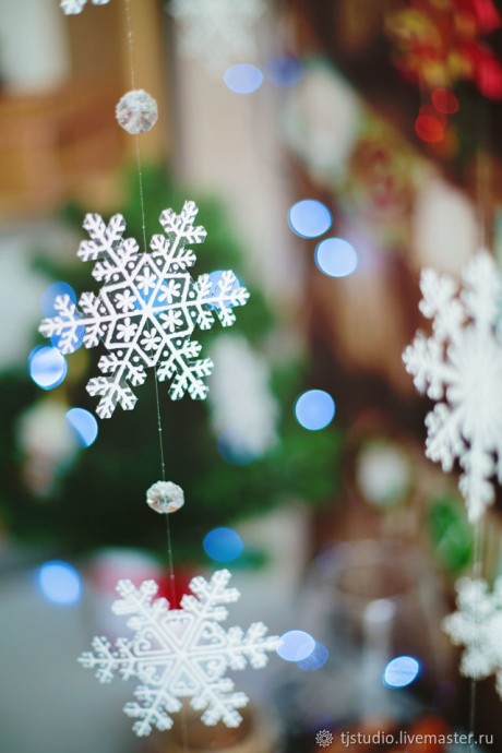 Снежинки из прозрачных упаковочных материалов