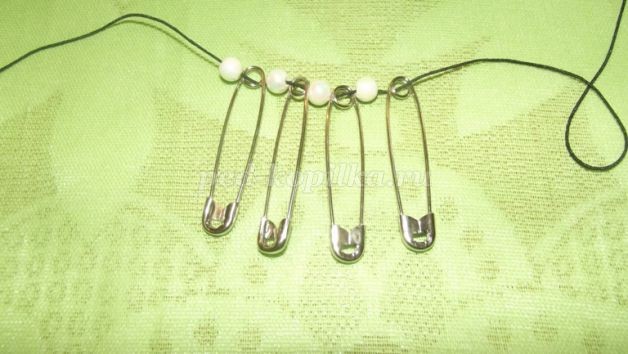 Браслет из булавок детскими руками Браслет из булавок детскими руками